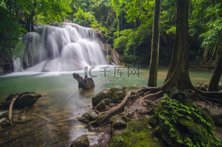 深森林瀑布在Erawan瀑布国