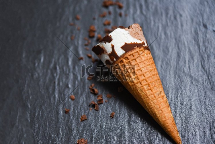 冰激凌蛋卷巧克力香草在深色背景