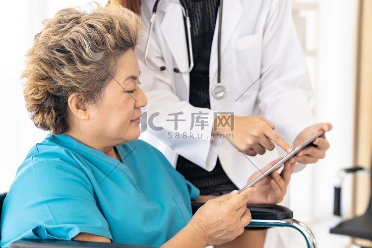 亚洲自信医生用数字平板表达对坐