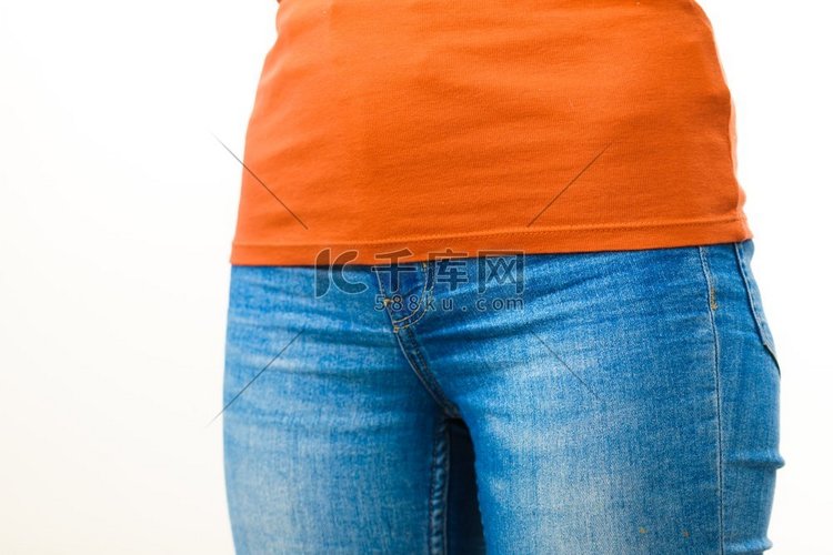 女性臀部穿着蓝色紧身苗条牛仔裤