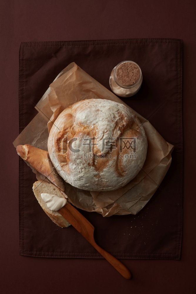 各种切片面包在木桌特写镜头。不