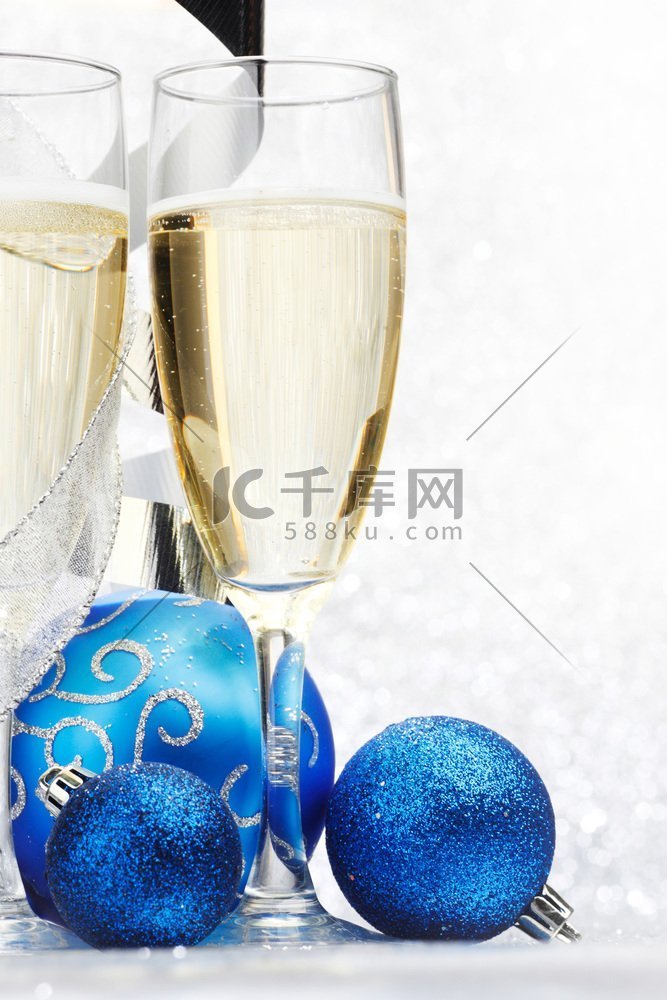 香槟和新年装饰银bokeh背景