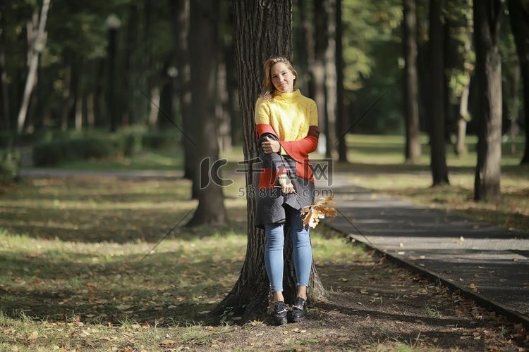 秋天的景色，一个女孩在公园里散
