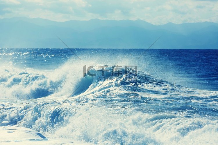 海滩上的蓝色波浪。模糊的背景和