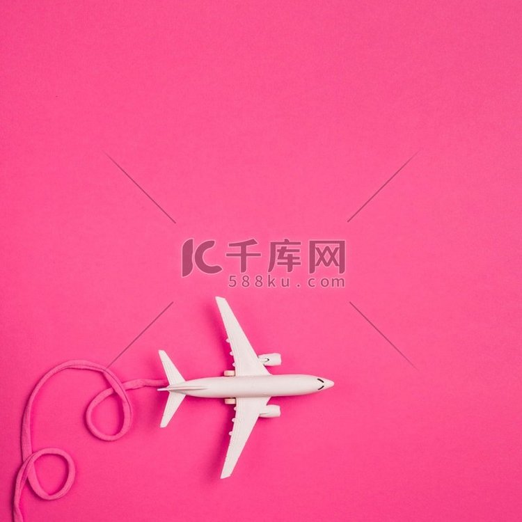粉红色花边玩具飞机高分辨率照片