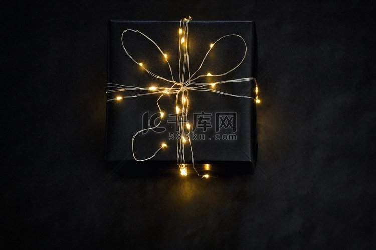 黑色礼物盒包裹与字符串灯