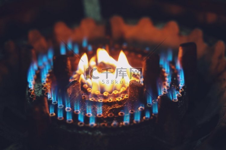烧开的煤气会在家里引起火灾。
