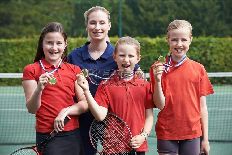 肖像赢得女子学校网球队与奖牌 