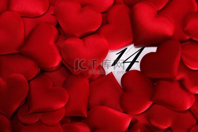 情人节在日历的红色丝绸心脏与1