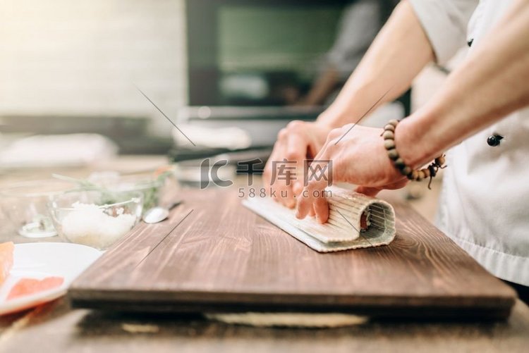 男厨师在木桌上做海鲜，亚洲食物