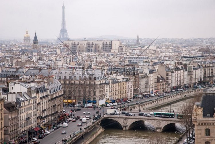 法国巴黎的塞纳河和埃菲尔铁塔。