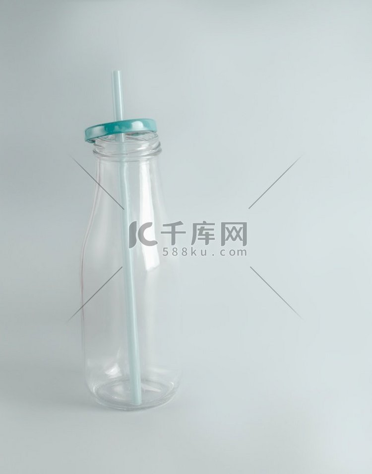 空瓶与环保玻璃吸管。零废物概念