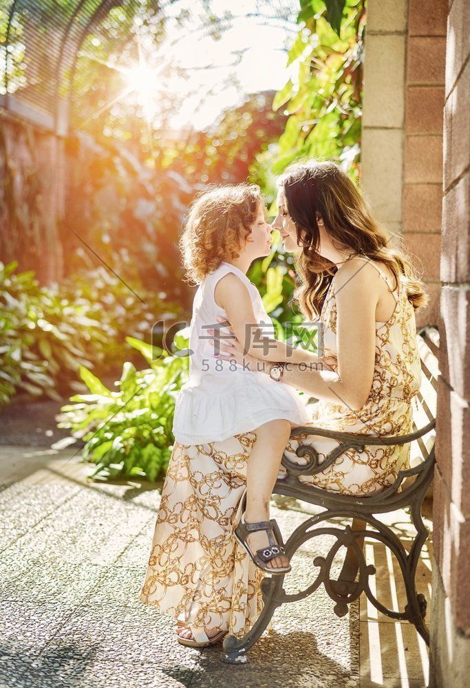 夏天的照片亲吻母亲和她的小女儿