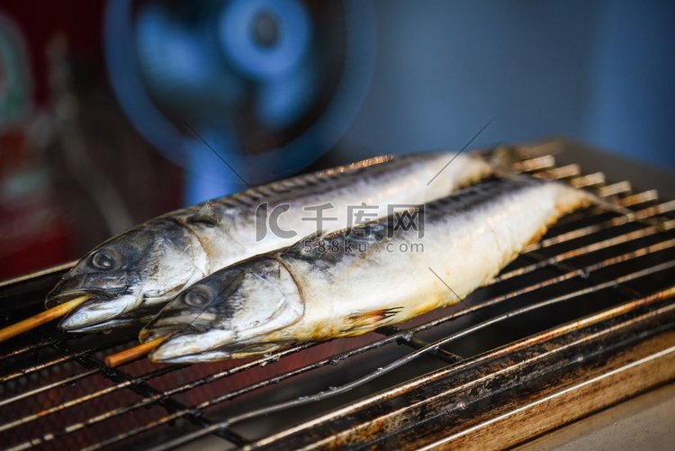 亚洲街头食品市场出售的烧烤萨巴