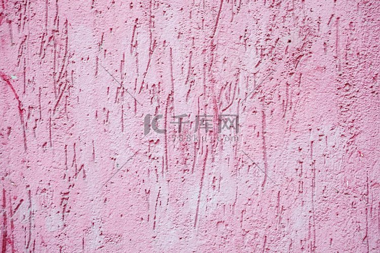 粉红色油漆粗糙的混凝土墙作为背