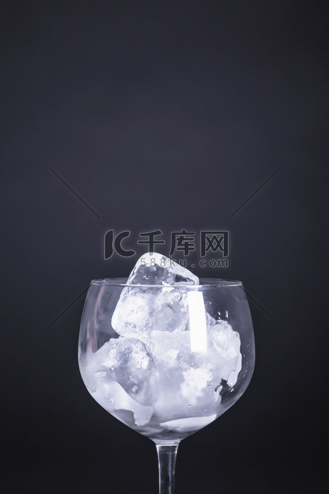 加冰的空玻璃杯