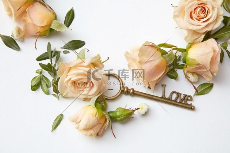 白色背景上的古董钥匙和美丽的玫