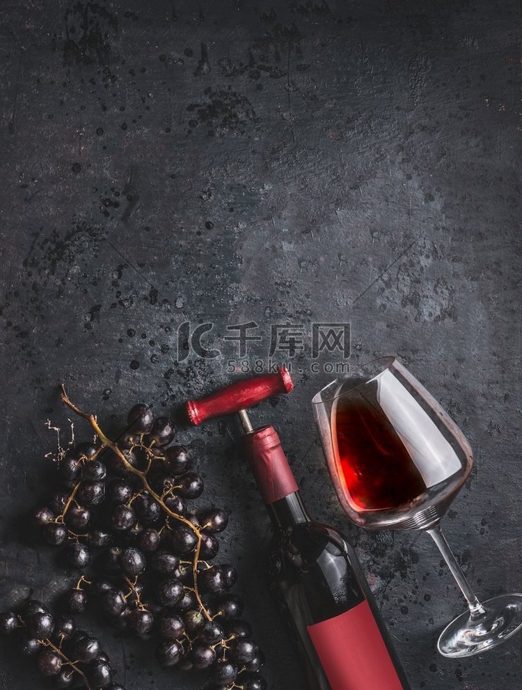 红葡萄酒瓶与葡萄酒开塞螺丝，玻