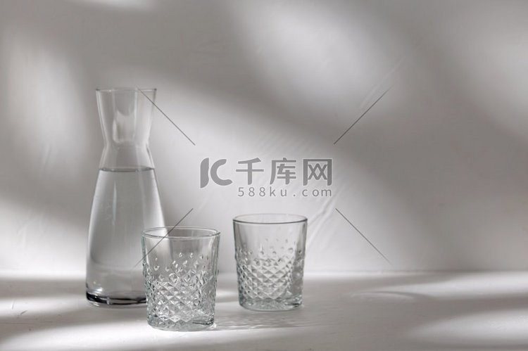 饮料和玻璃器皿概念—两个玻璃杯