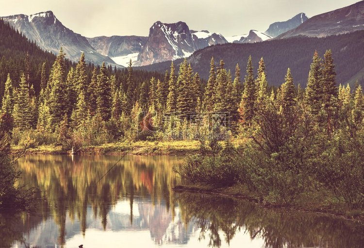 宁静的景色由山湖在加拿大与岩石