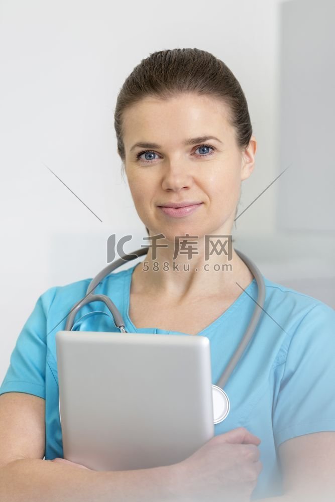 肖像自信的医生与数字平板电脑在