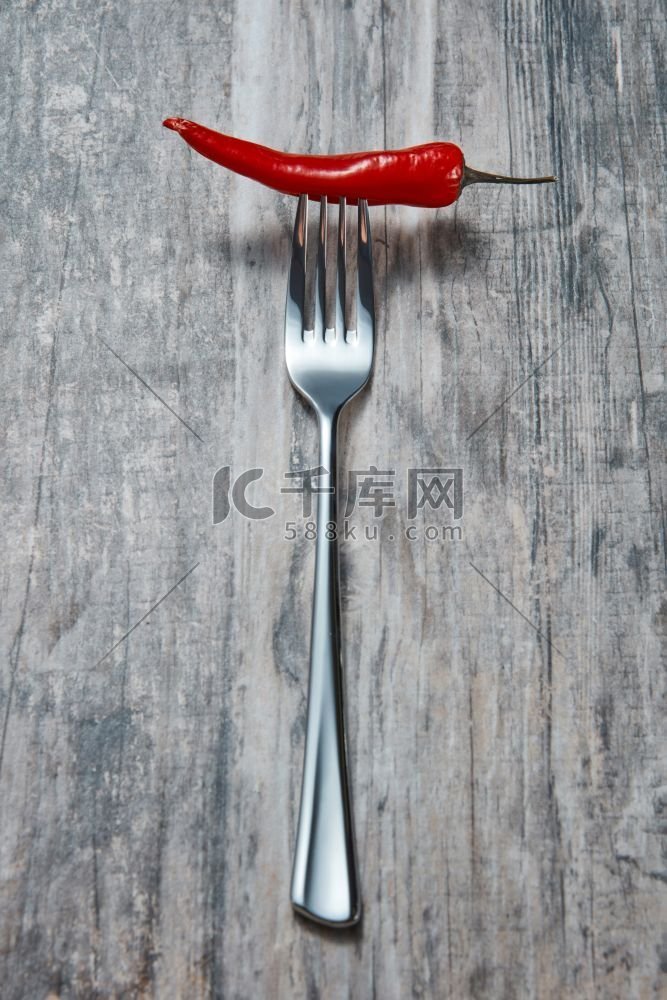 叉与切碎的红辣椒提出在灰色的老
