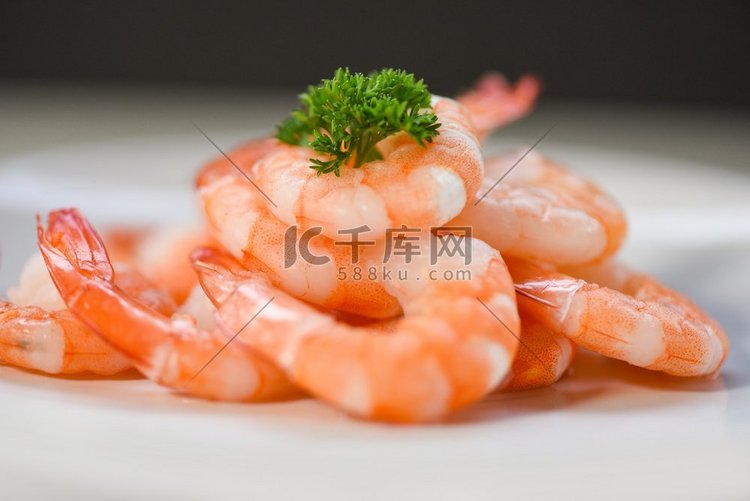鲜虾装盘/海鲜餐厅煮的去皮虾