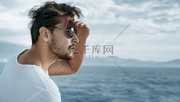 看着海浪的帅哥画像