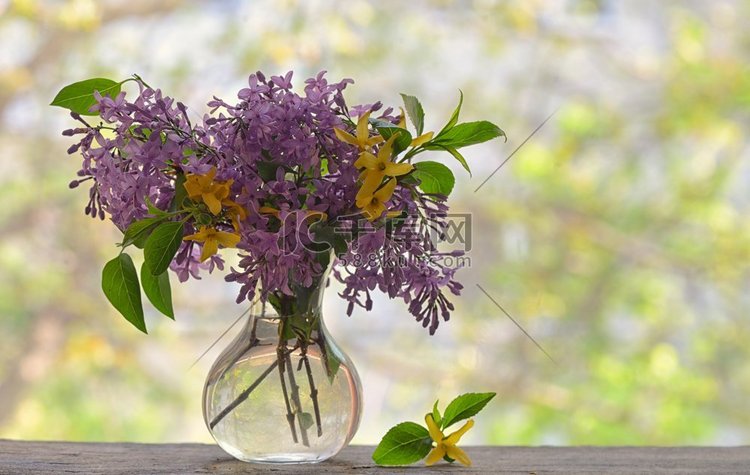木桌上的春天丁香花束。春季紫丁