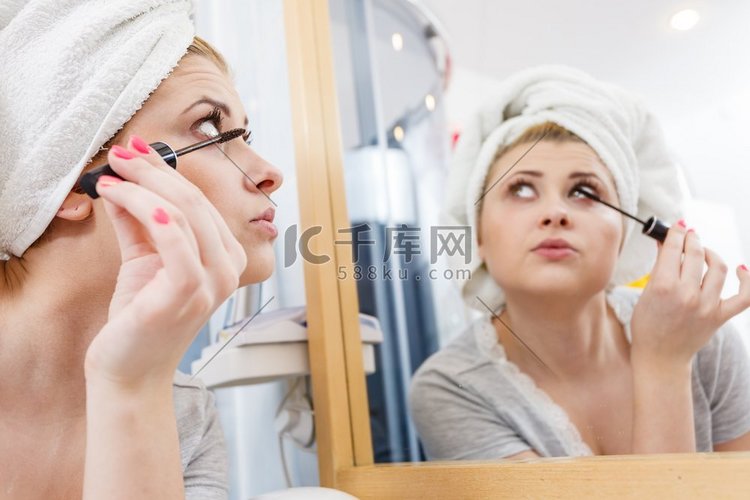 面部和化妆概念。妇女在浴室穿着