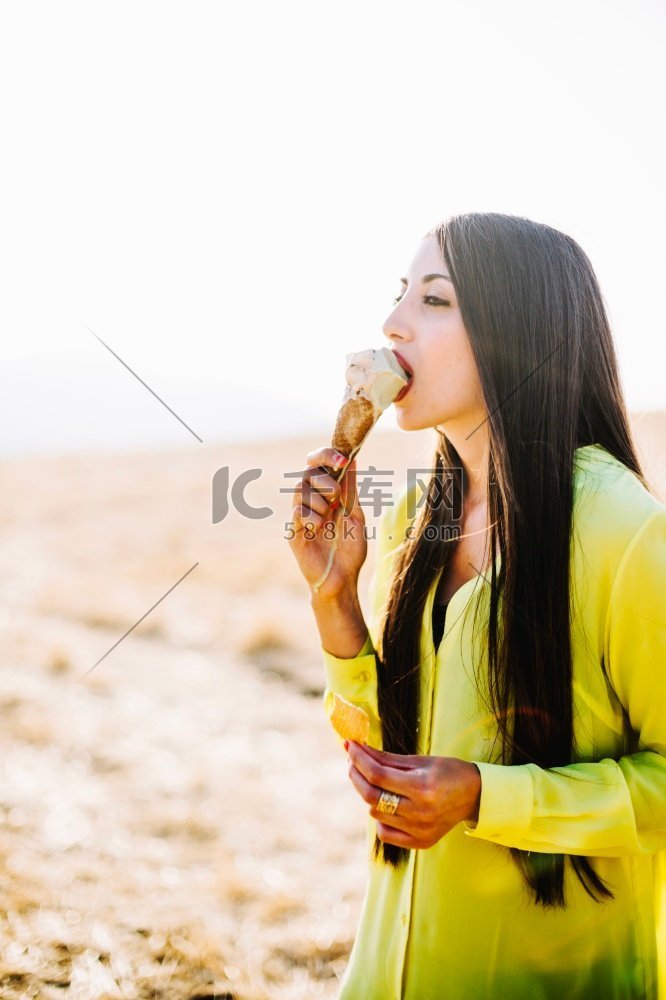有冰淇淋的女人晴天