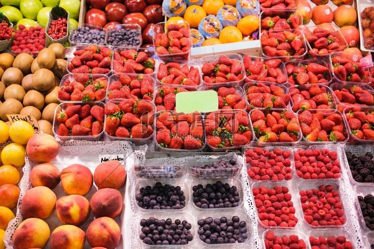 露天市场大量出售草莓。西班牙巴