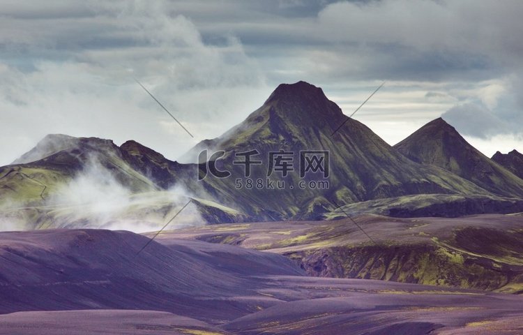 冰岛戏剧性山脉景观