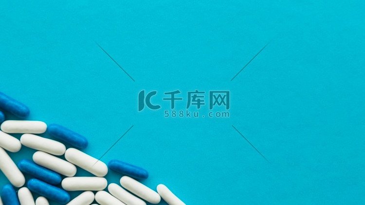 高架视图白色蓝色糖果胶囊角落青