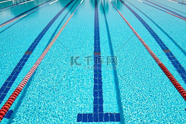 奥林匹克游泳池背景在一个明亮的