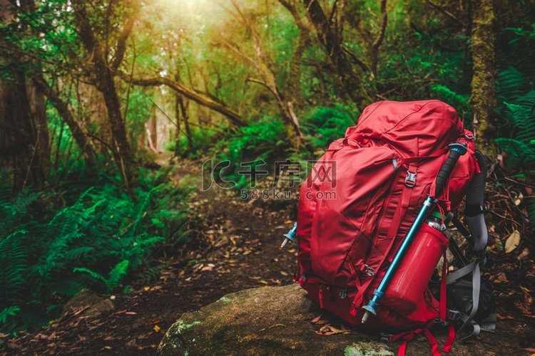 红色背包和徒步旅行装备套在澳大