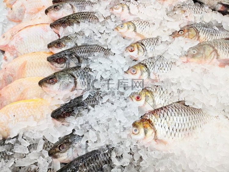 市场海鲜餐厅出售新鲜银鱼，冰上