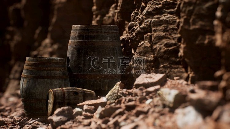 峡谷石墙附近的老木制复古葡萄酒