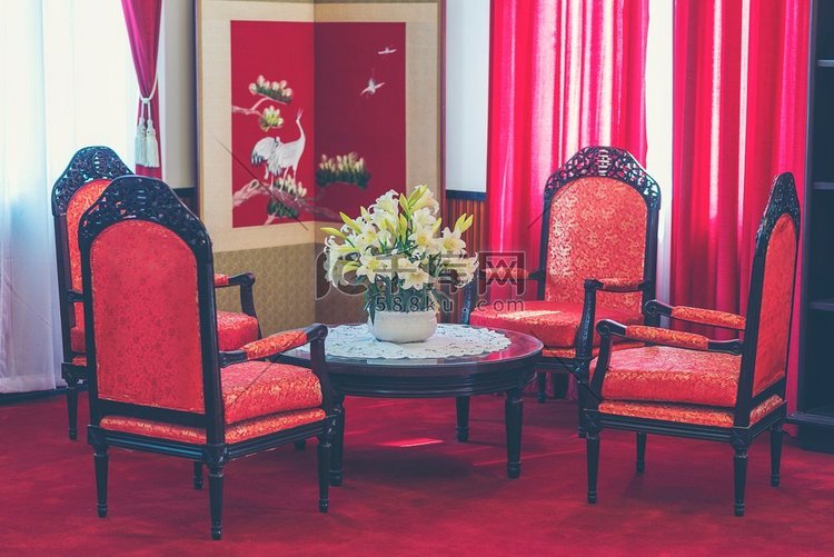 老式豪华桌椅套装，红色复古滤镜