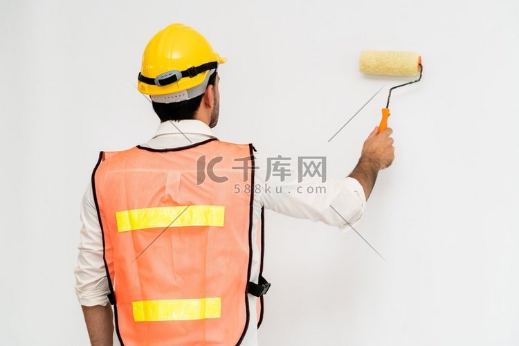 建筑工人正在粉刷墙壁。白色背景