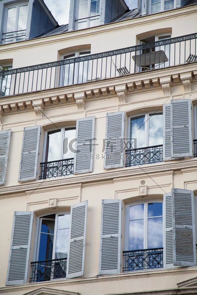 巴黎老房子的窗户。法国，欧洲。
