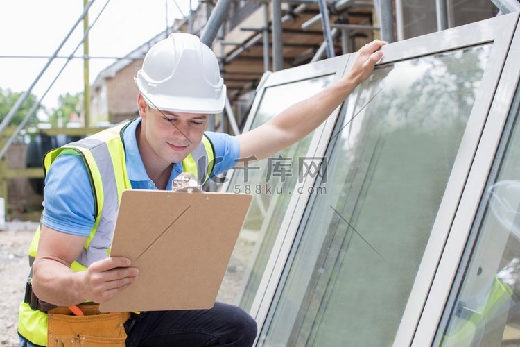 建筑工人准备安装新窗户