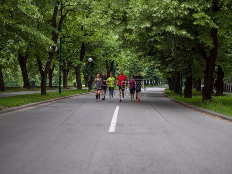跑步队晨训一群健康人在城市公园