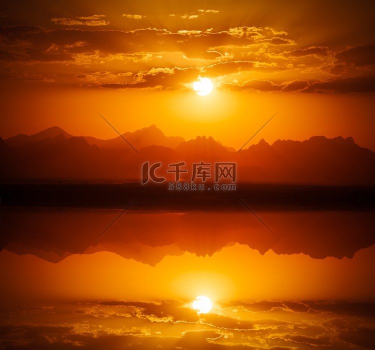 背景是红海山脉上的夕阳。非洲的