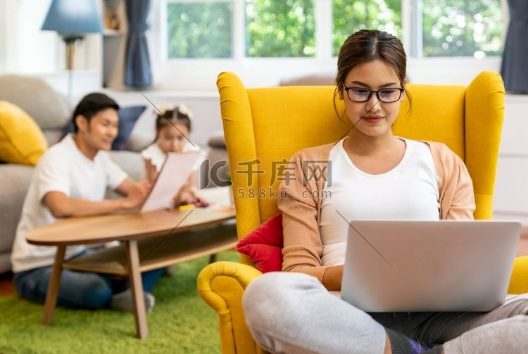 笔记本电脑、女儿、父亲、工作