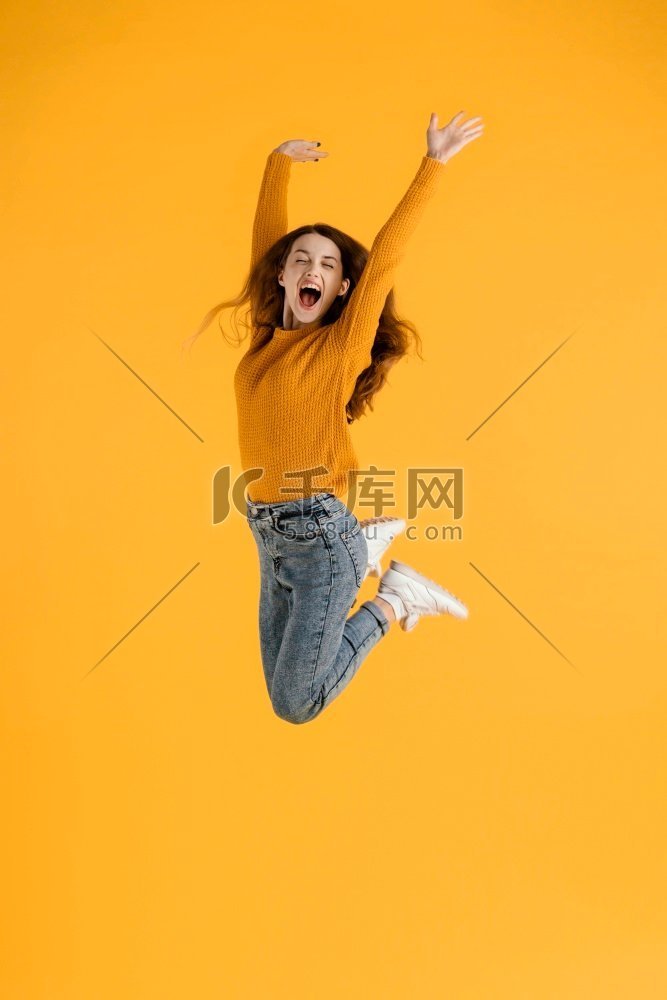 肖像年轻女性跳跃3