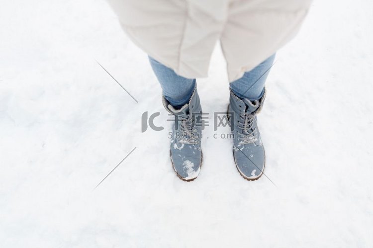 季节，鞋和人的概念—女性脚在冬