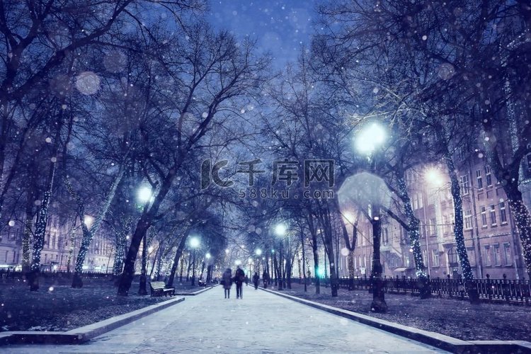 城市公园胡同里的冬夜景观