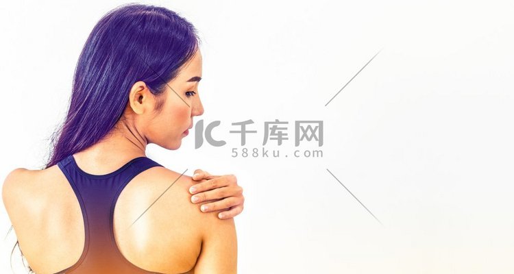 运动妇女触摸肩膀在健身房。健康