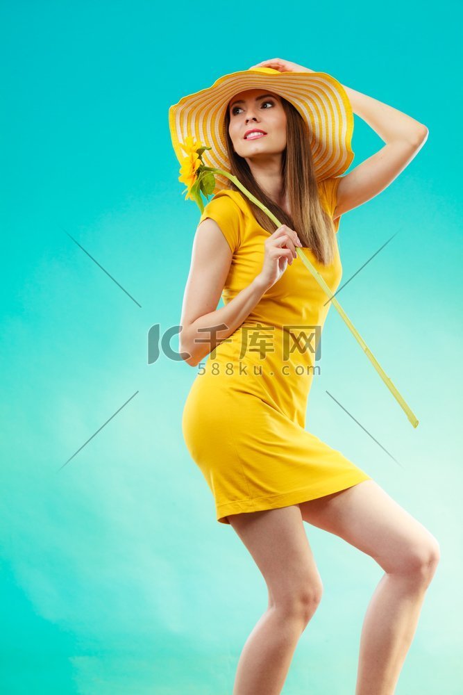 有吸引力的夏天妇女穿着黄色衣服